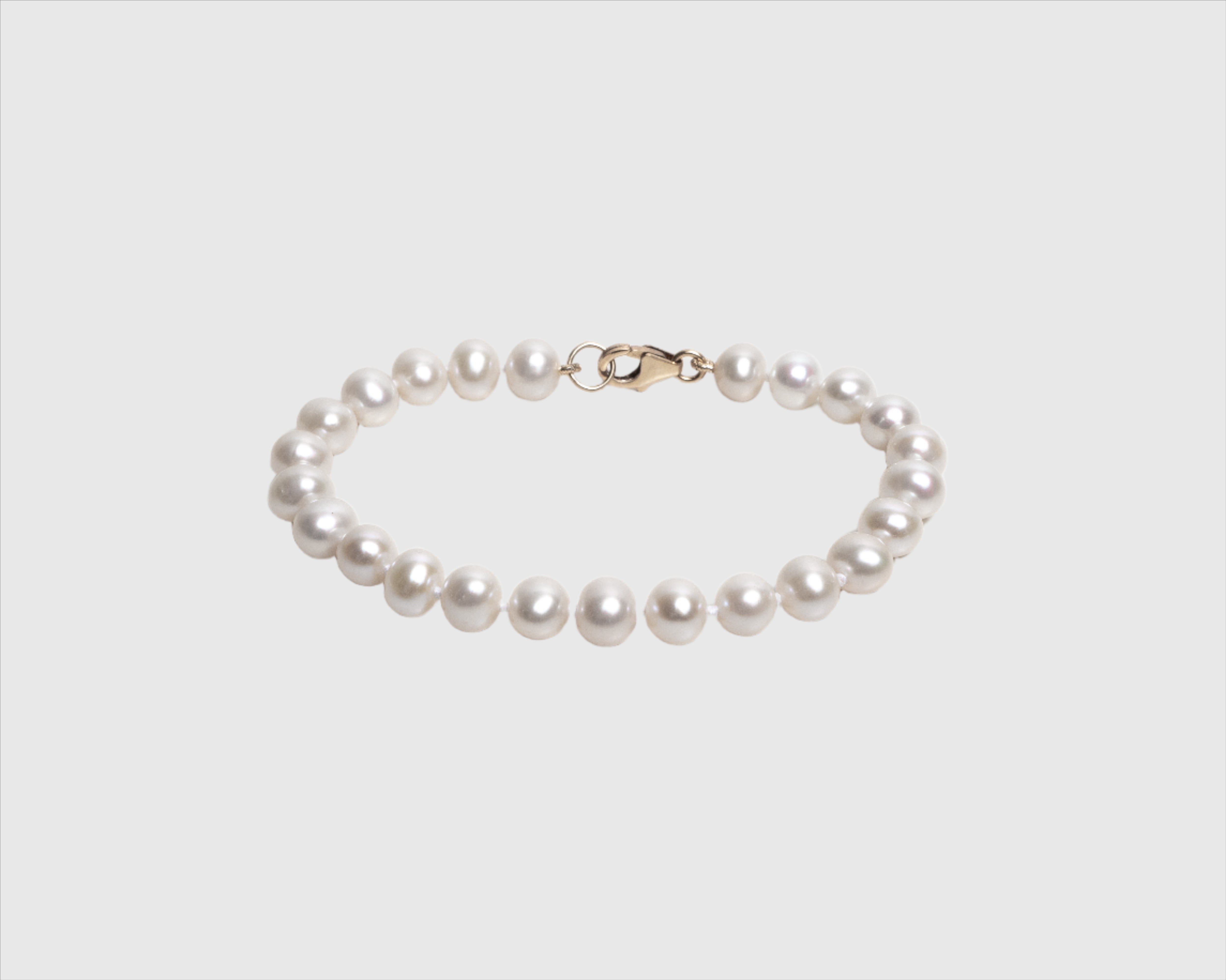 Rubber bracelet with white pearls